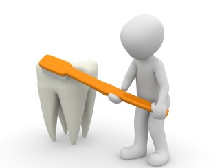 Jak si snadno vybělit zuby svépomocí?