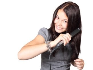 Jak si správně žehlit vlasy?