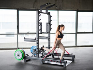 Domácí silový trénink – jak efektivně využít hrazdy, lavice a posilovací věže v domácí posilovně